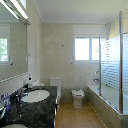 Villa In Garrigoles With Private Pool וילה *